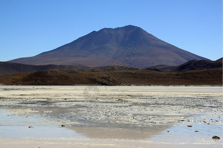 玻利维亚Uyuni附近山和盐湖图片