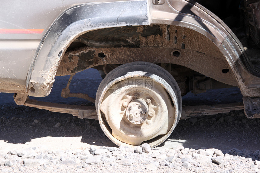 沙漠中灰尘汽车的粗轮图片