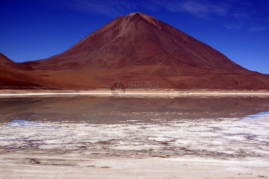 玻利维亚Uyuni附近的红山和湖图片