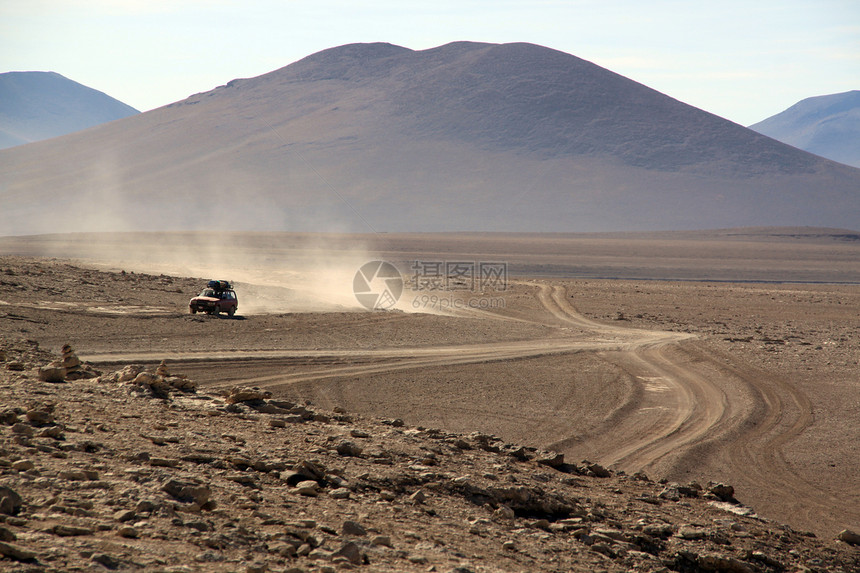 玻利维亚山附近沙漠中的汽车图片