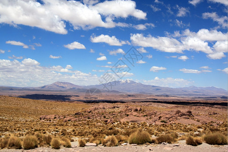 玻利维亚沙漠中的白云蓝天空高清图片