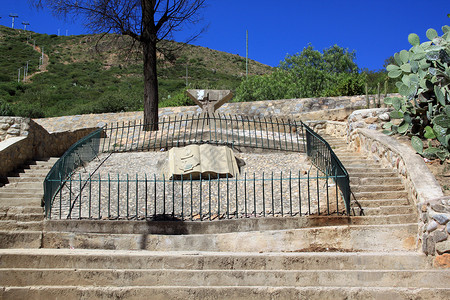 玻利维亚科恰班巴的铁栅栏和石头书背景图片