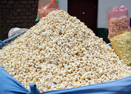 大量爆米花在卖的摊位上图片