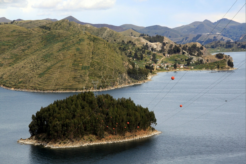 玻利维亚提提卡卡湖上的一个小岛图片