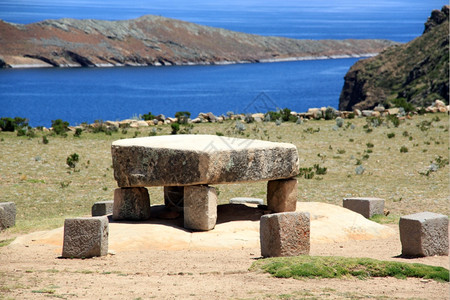 玻利维亚索尔岛的石头桌和海岸图片