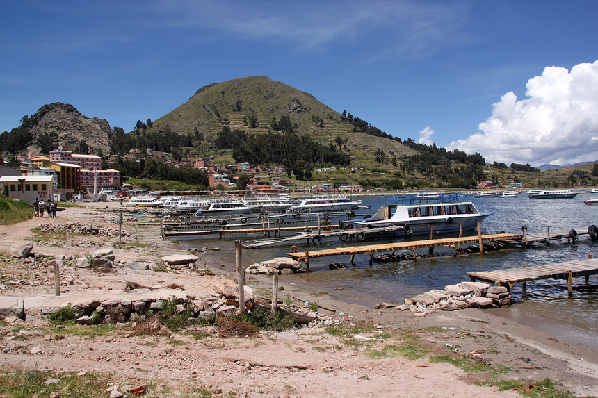 在玻利维亚科帕巴卡纳的提喀湖上图片