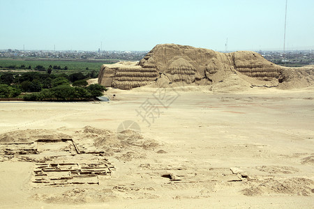 澳门著名商人卢华绍秘鲁北部HucadelaLuna的沙漠和废墟背景