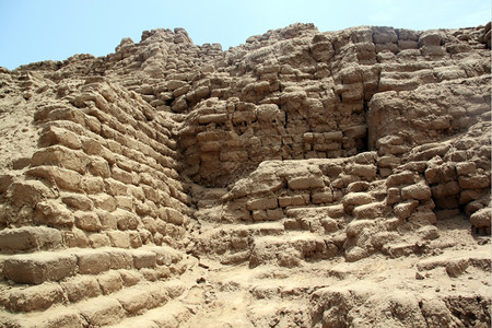 秘鲁北部瓦卡德拉卢纳的砖墙和废墟图片
