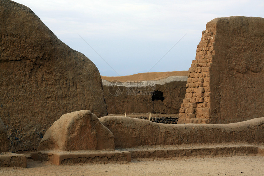 秘鲁北部陈昌废墟上的克莱墙图片
