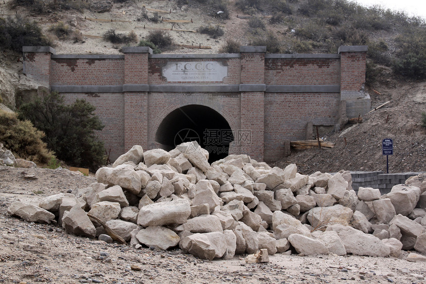 阿根廷Guiman山隧道入口附近的石块图片