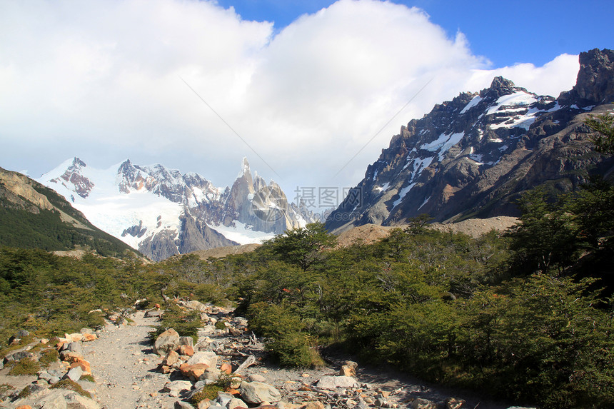 阿根廷ElChalten附近公园山丘的足迹图片