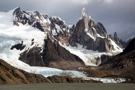 伊哈宁阿根廷ElChalten附近公园的湖泊和山丘背景