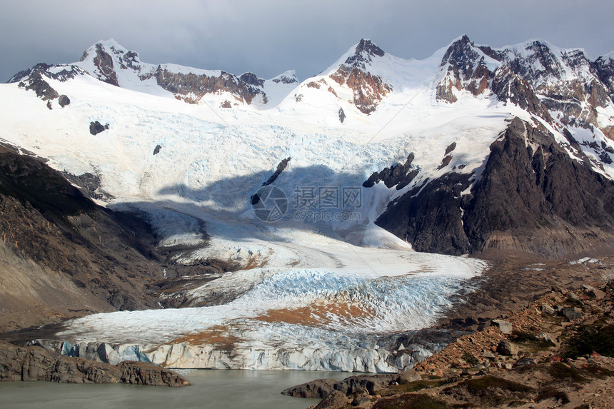 阿根廷ElChalten附近冰川和山图片
