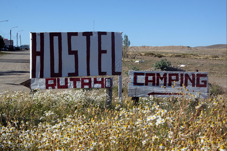 在阿根廷巴塔哥尼亚的RUTA40号露天礼堂和营的白色标志图片