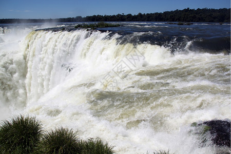 阿根廷Iguazu瀑布地区的河流和魔鬼喉咙图片