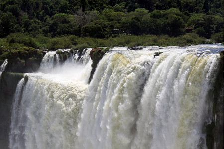 阿根廷河边岩石和伊瓜祖瀑陷阿根廷图片