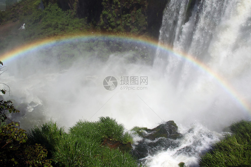 阿根廷绿草彩虹和伊瓜祖瀑布图片