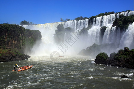 阿根廷的两艘红船和Iguazu瀑布图片