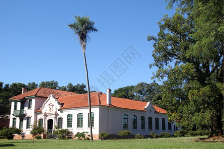 阿根廷圣伊格纳西奥修道院棕榈树和博物馆建筑高清图片