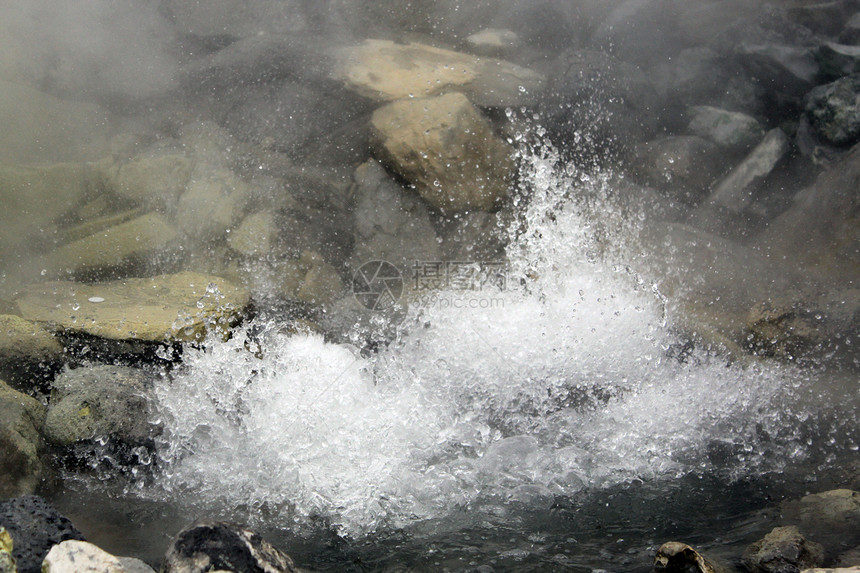印度尼西亚万隆附近的温泉中沸水图片