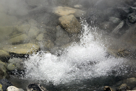 印度尼西亚万隆附近的温泉中沸水背景图片