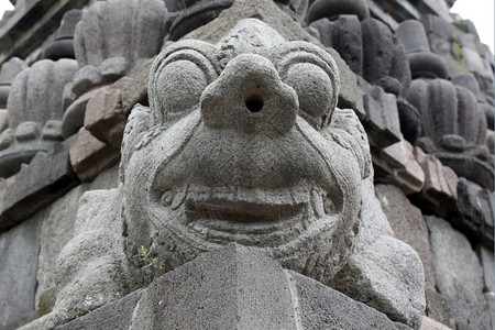 印度尼西亚普兰巴南的圣殿中恶魔面孔图片