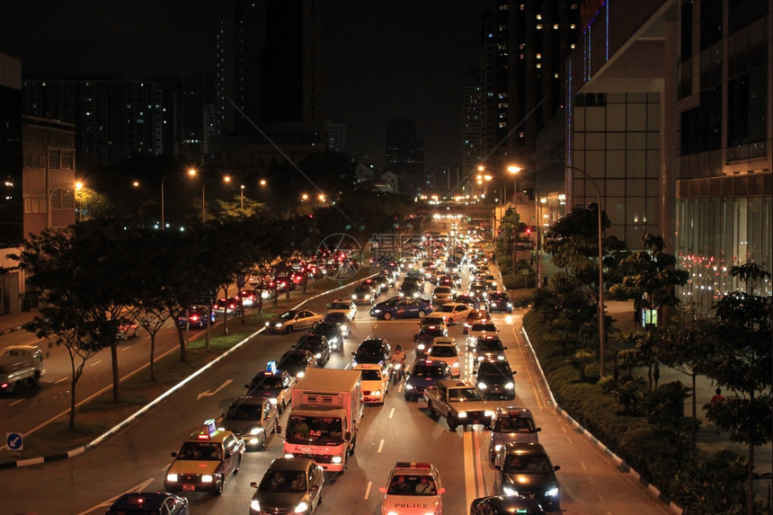 新加坡中部的夜路上汽车图片