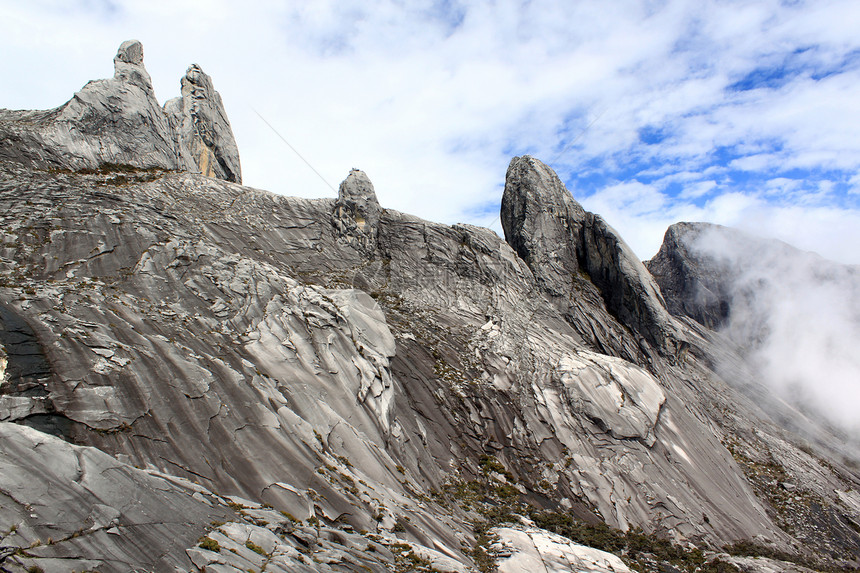 马来西亚婆罗洲沙巴Kinaballu山顶的岩石图片