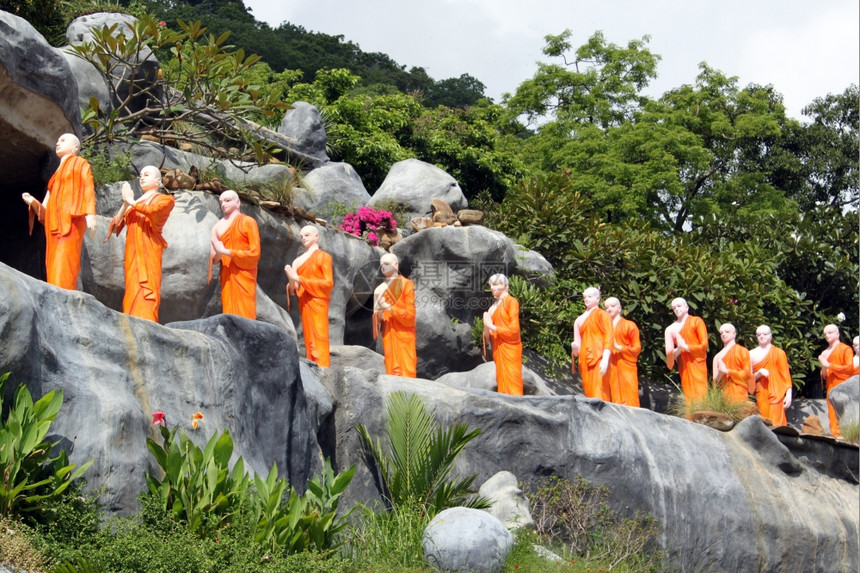 斯里兰卡丹布尔拉山坡上的僧侣图片