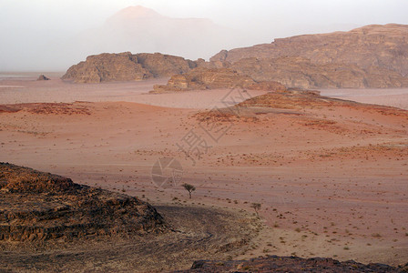 约旦WadiRum沙漠路角约旦图片