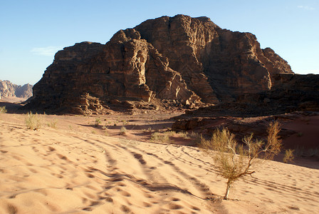 约旦WadiRum沙漠的丘和山图片