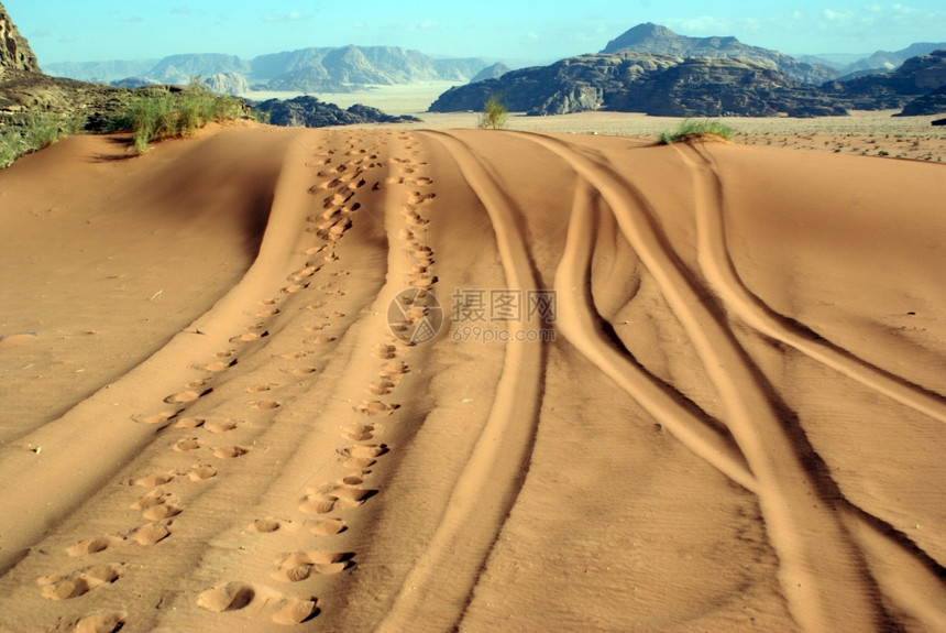 约旦WadiRum沙漠的脚印和足迹图片