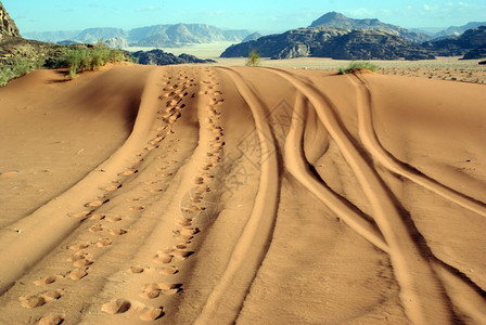 约旦WadiRum沙漠的脚印和足迹图片