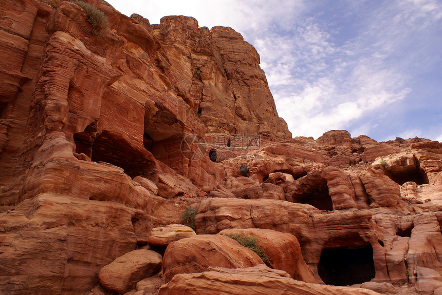 约旦佩特拉山红悬崖和洞图片