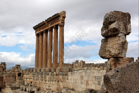 黎巴嫩Baalbeck的石头墙和柱图片