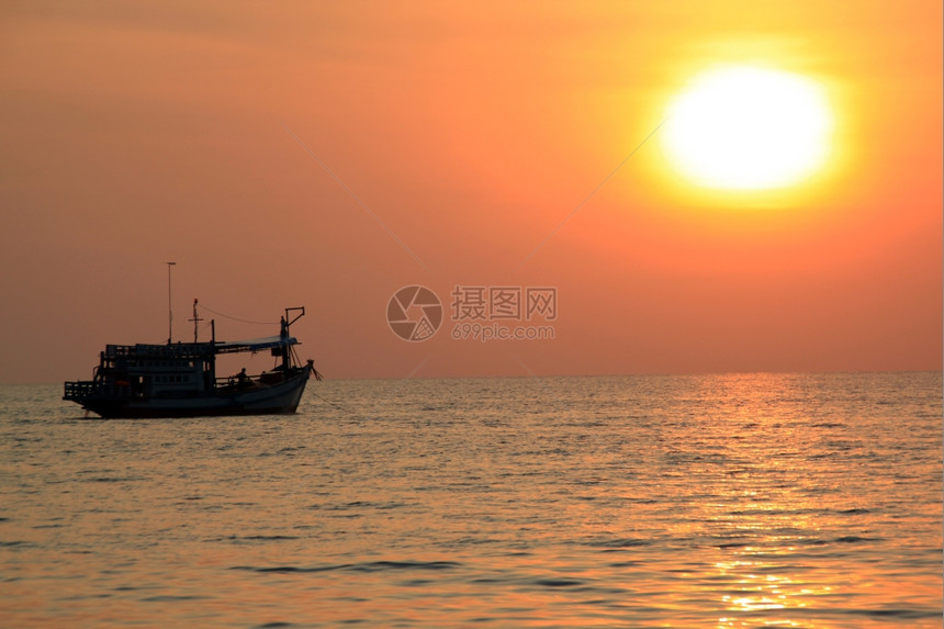 泰国高昌岛的太阳海上和渔船图片