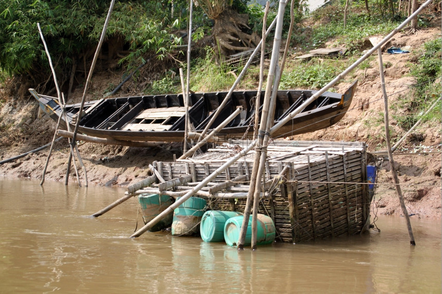 越南三角江湄公河岸的渔船图片
