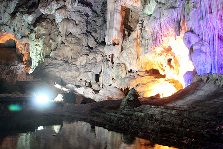 越南哈隆湾大洞穴中的湖图片