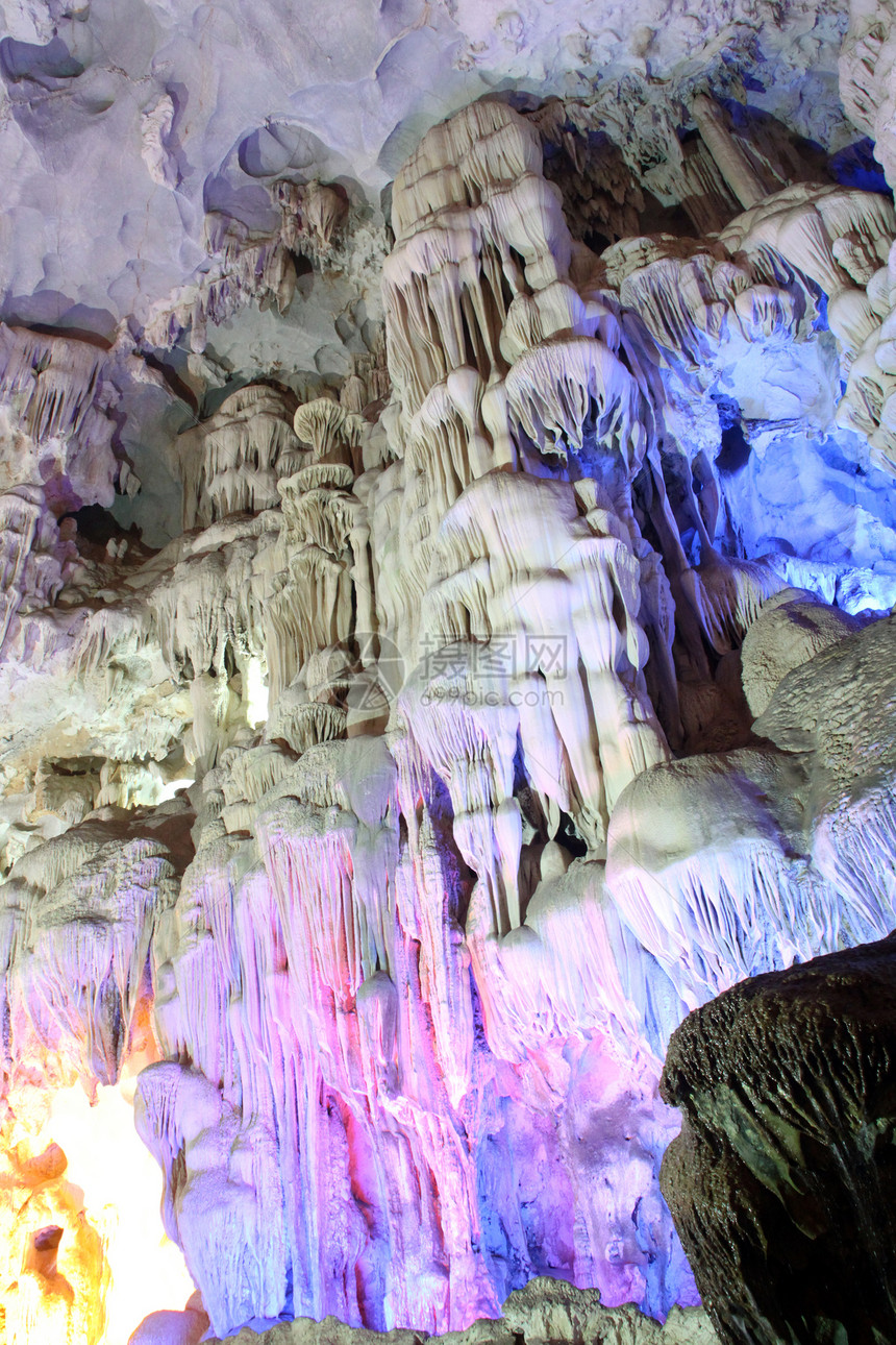 越南哈隆湾大洞穴墙有光亮图片