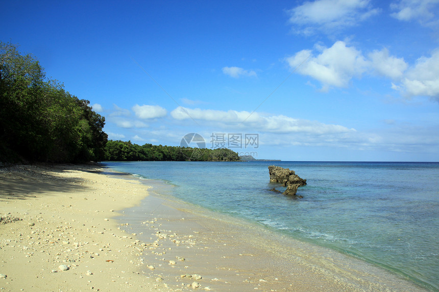 瓦努阿图热带岛屿埃法特水中的岩石图片