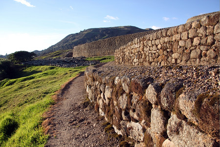 厄瓜多尔因加皮卡堡垒墙附近的足迹背景图片