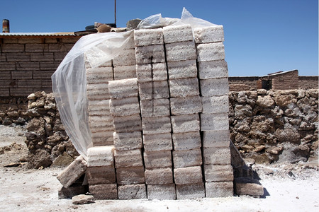 玻利维亚Uyuni湖盐附近的砖屋高清图片