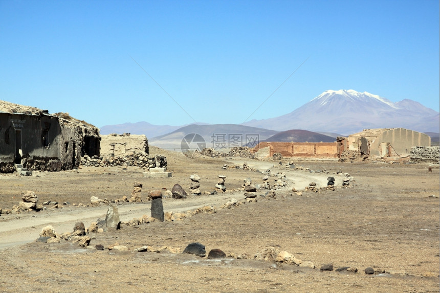 玻利维亚Uyuni附近的公路废墟和沙漠图片