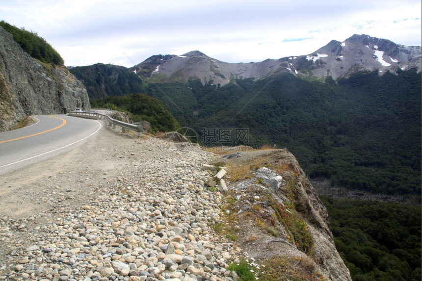 阿根廷TerradelFuego的公路和山丘图片