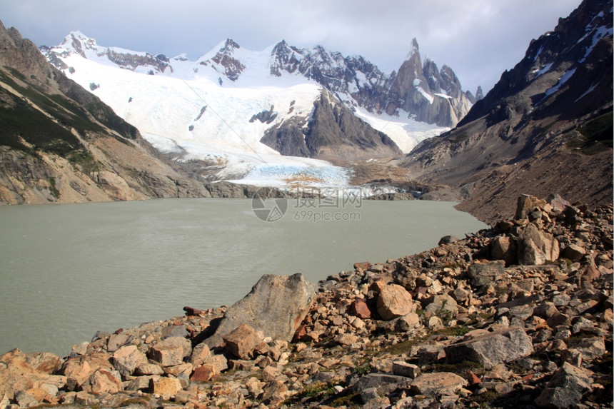 阿根廷ElChalten附近公园中的湖泊和冰川图片