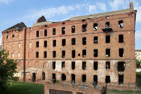 俄罗斯伏尔加格勒市中心被摧毁的红砖厂背景图片