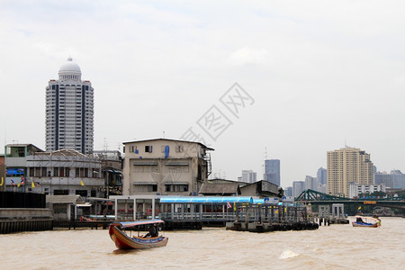 泰国曼谷ChaoPhraya河上的船只和建筑物图片