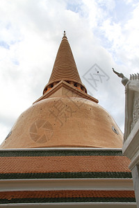 泰国白寺和切迪普拉路德姆的屋顶图片