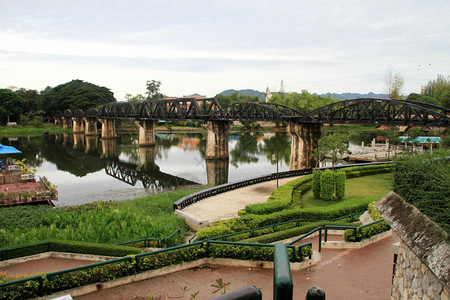 泰国广水河上的桥梁和公园图片