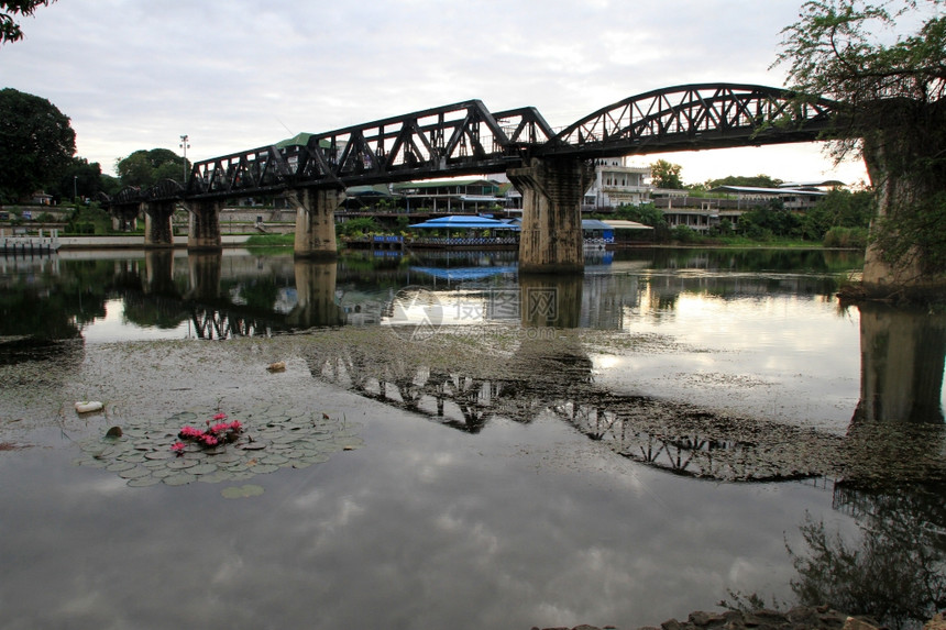 早上在泰国Kanchanabury的桂河上图片